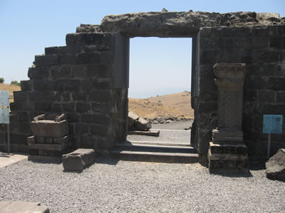 The seat and a carved pillar on the other side of the enterance to the synagogue